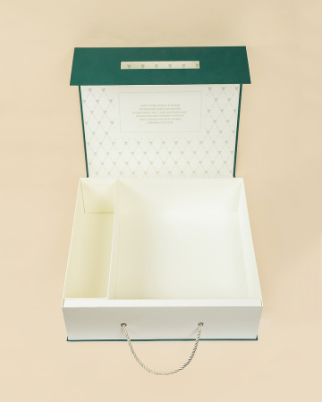  Фотография коробка с откидной крышкой на магнитах  с картонным ложементом