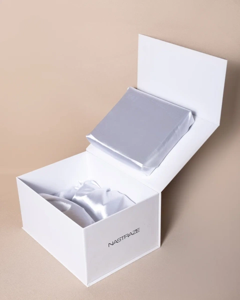 Коробка на магнитах с атласным ложементом Фотография коробка на магнитах с атласным ложементом