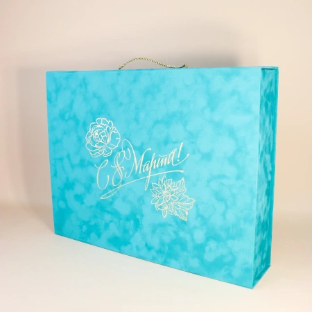  Фотография коробка с ручками к 8 марта