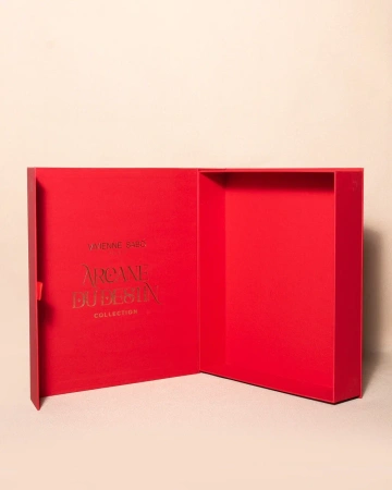  Фотография премиальная косметическая коробка красного цвета с принтом