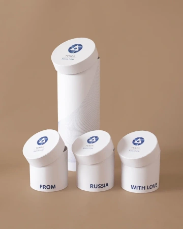  Фотография круглые белые коробки с синим текстом в наборе