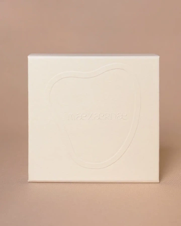  Фотография коробка молочного цвета на магнитах с конгревом