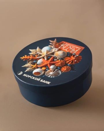  Фотография коробка шляпная с ложементом и шляпкой на нем