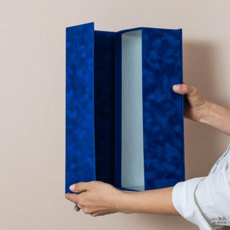  Фотография коробка 35×12×10 см в бархате с откидной крышкой