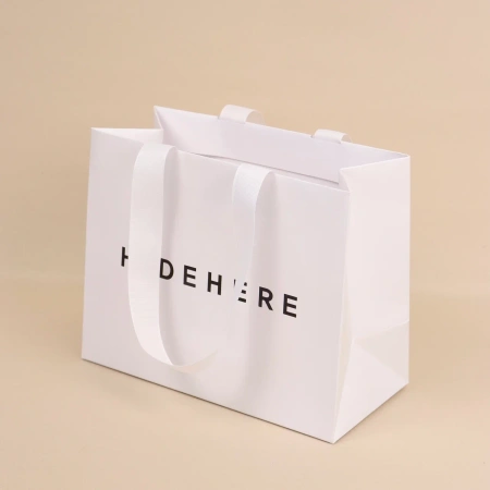 Купить пакет из чёрной дизайнерской бумаги с нанесением логотипа