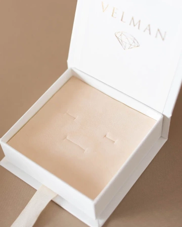  Фотография коробка на лентах для сережек бренда velman