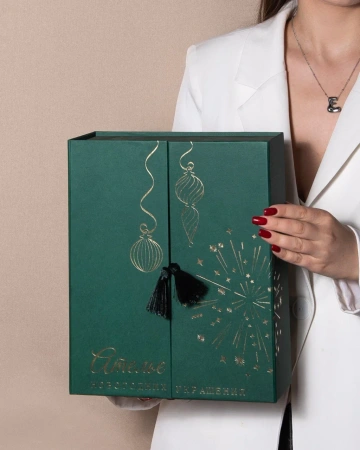  Фотография коробка на магнитах с кисточками для новогодних игрушек