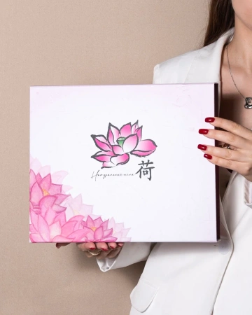  Фотография коробка с принтом лотоса на откидной крышке