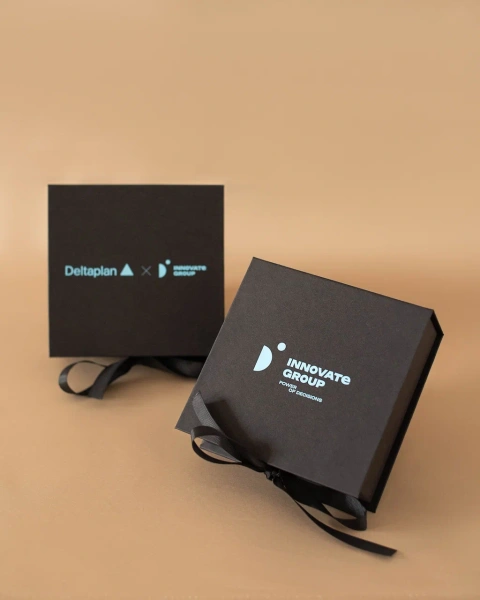 Коробка на лентах для маркетингового агенства Deltaplan  Фотография коробка на лентах для маркетингового агенства deltaplan