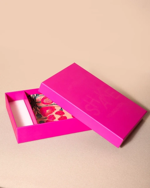 Коробка крышка-дно розовая с ложементом для косметики Фотография коробка крышка-дно розовая с ложементом для косметики