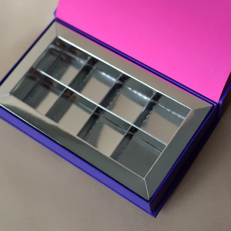  Фотография коробка с откидной крышкой и кармашком внутри