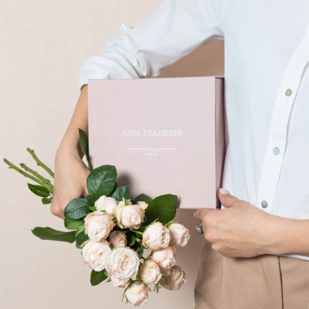  Фотография коробка на магнитах для свадебных украшений aida diadems