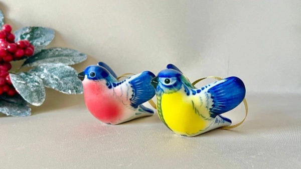 Фотография скульптура ""синичка летящая""  (краски)