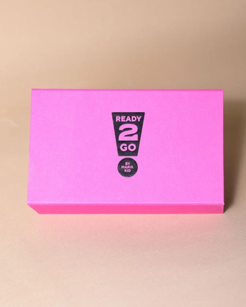 Розовая коробка на магнитах с логотипом на крышке  Фотография розовая коробка на магнитах с логотипом на крышке