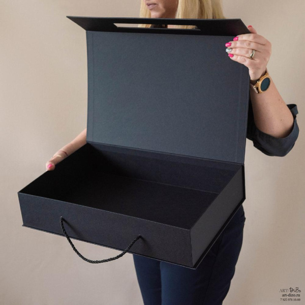  Фотография коробка-портфель 45×30×9 см с лого на откидной крышке