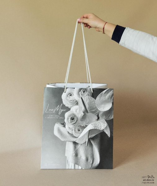 Заказать бумажный пакет с чёрно-белой печатью для цветов оптом в Москве