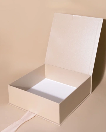 Коробка на лентах с конгревом логотипа  Фотография коробка на лентах с конгревом логотипа