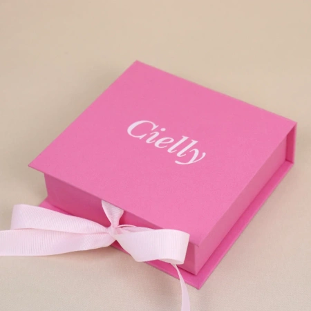  Фотография коробка с откидной крышкой на лентах для бренда украшений