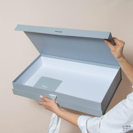 Коробка 50×30×8 см на лентах с нестандартным клапаном  Фотография коробка 50×30×8 см на лентах с нестандартным клапаном