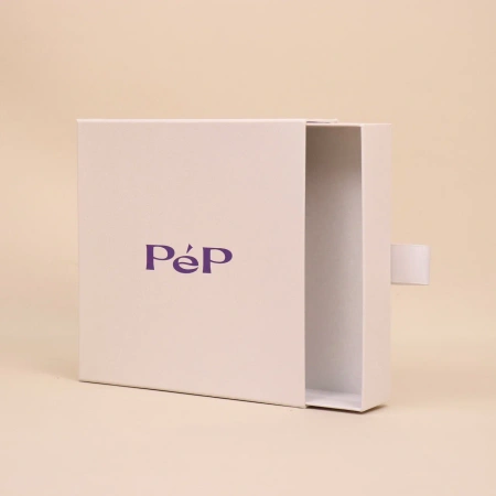  Фотография коробка пенал для бренда одежды c логотипом