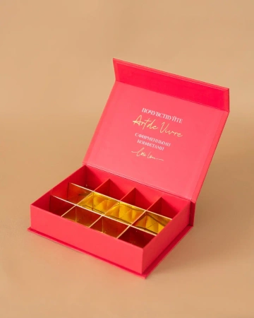  Фотография коробка на магнитах с ложементом для 12 конфет в красном цвете