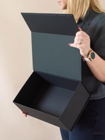 Коробка 33×21×12 см на магнитах в бумаге с софт-тач  Фотография коробка 33×21×12 см на магнитах в бумаге с софт-тач