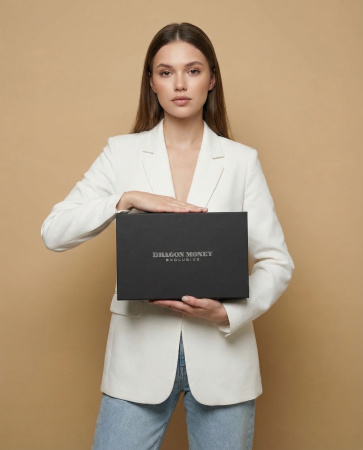  Фотография премиальная подарочная коробка-книга на магнитах с чёрной текстурной отделкой и серебряным тиснением