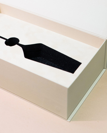  Фотография коробка книга на магнитах с ложементом для бокалов