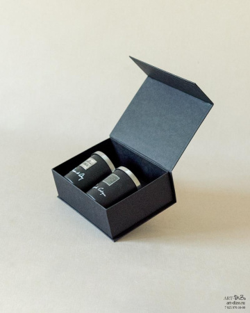 Коробка на магнитах из чёрной перграфики  с лого от производителя