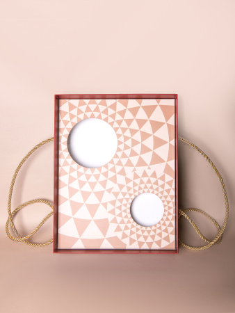  Фотография подарочная коробка-кейс премиум-класса с ручками для корпоративных подарков