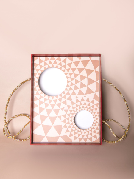  Фотография подарочная коробка-кейс премиум-класса с ручками для корпоративных подарков