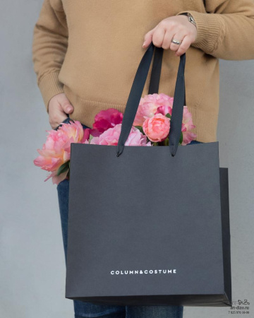 Купить пакет из чёрной дизайнерской бумаги с нанесением логотипа