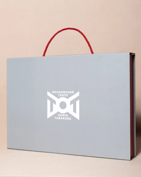 Коробка с красными ручками и ложементом  Фотография коробка с красными ручками и ложементом