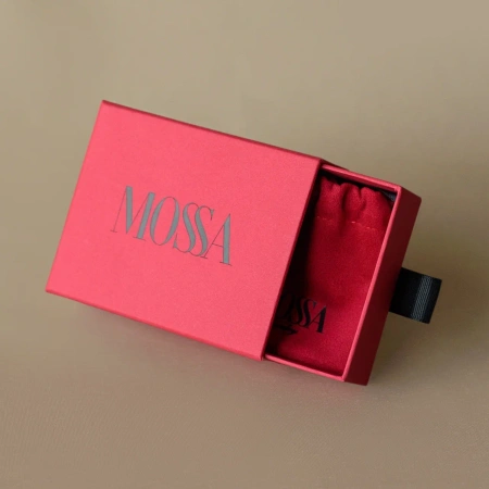 Красная коробка пенал с мешочком для украшений  Фотография красная коробка пенал с мешочком для украшений