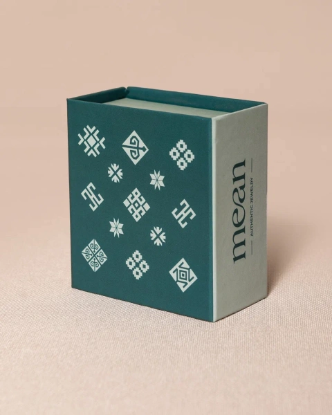 Фотография компактная коробка на магнитах для аксессуаров