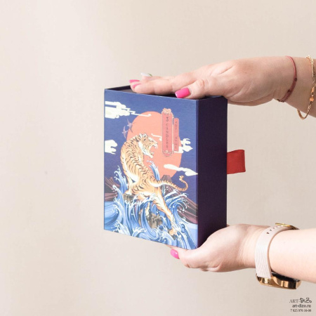 Заказать подарочную коробку с откидной крышкой на магнитах с принтом