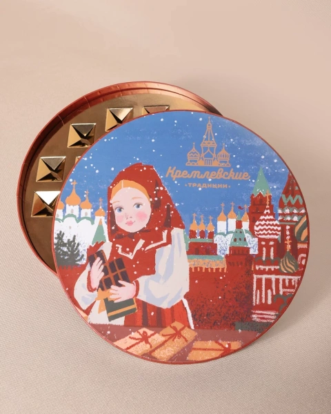 Круглая коробка для конфет с девочкой и Кремлем  Фотография круглая коробка для конфет с девочкой и кремлем
