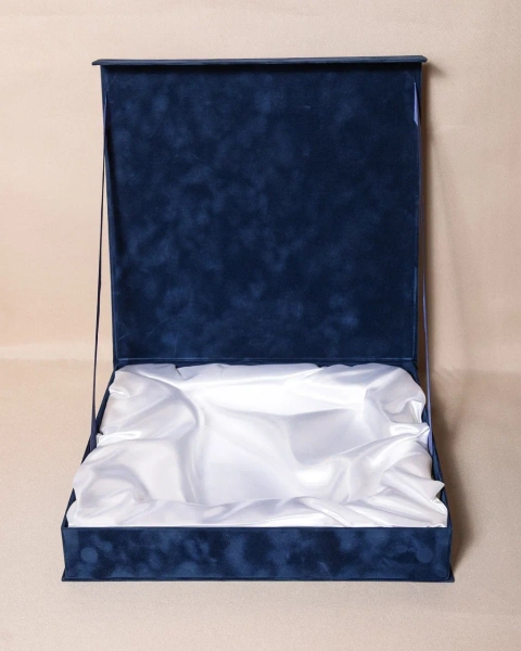 Фотография коробка с ложементом из атласной ткани