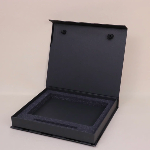 Фотография коробка на магнитном клапане с ручками