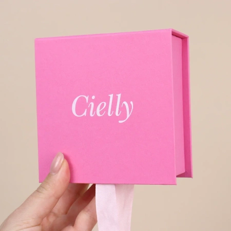  Фотография коробка с откидной крышкой на лентах для бренда украшений