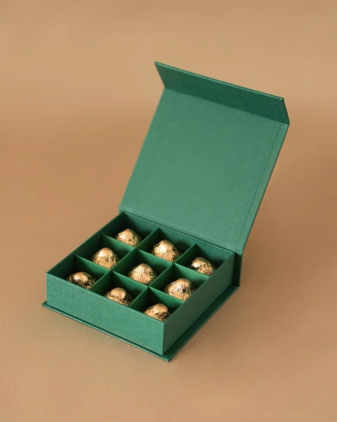 Коробка для конфет с ложементом на 9 конфет для бренда Mito Фотография коробка для конфет с ложементом на 9 конфет для бренда mito