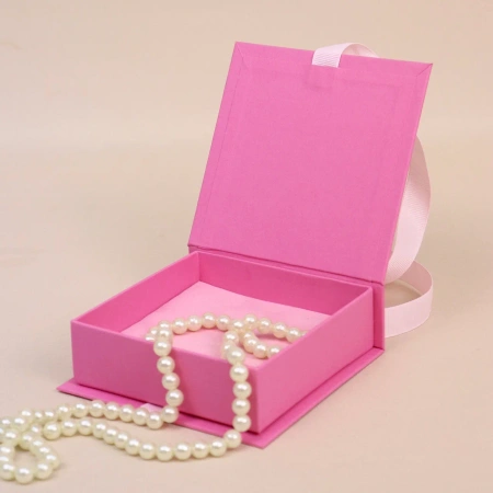  Фотография коробка с откидной крышкой на лентах для бренда украшений