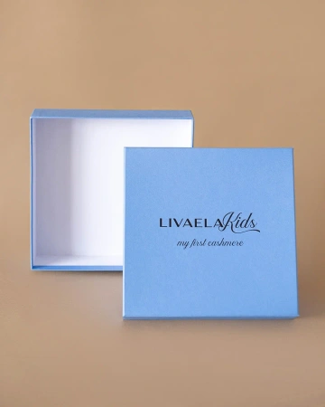  Фотография коробка для шарфа из дизайнерской бумаги с тиснением