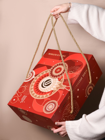  Фотография подарочная коробка-кейс премиум-класса с ручками для корпоративных подарков