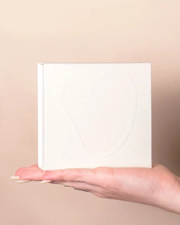  Фотография коробка молочного цвета на магнитах с конгревом