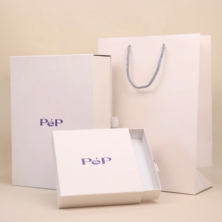  Фотография коробка пенал для бренда одежды c логотипом