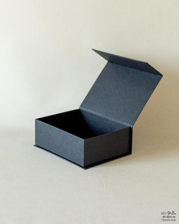 Коробка на магнитах из чёрной перграфики  с лого от производителя