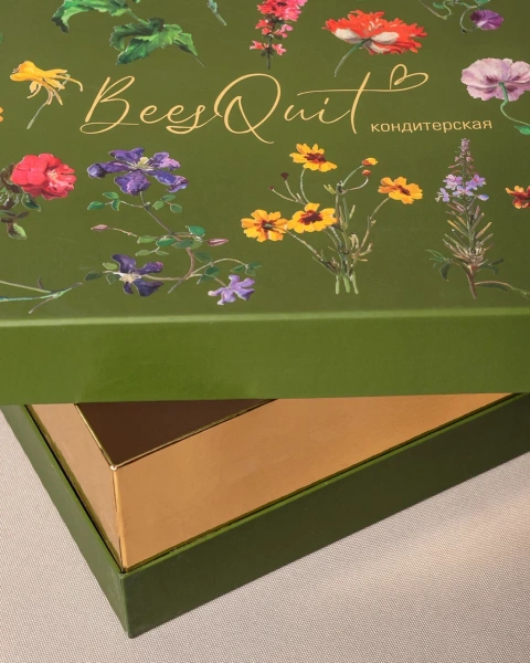 Подарочная коробка на втулке с золотой кисточкой  Фотография подарочная коробка на втулке с золотой кисточкой