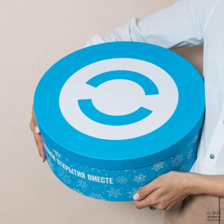 Открытие – круглая коробка 35×13 см с цифровой печатью, производство Арт-Дизо в Москве