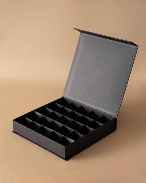 Коробка для конфет с ложементом на 25 конфет Фотография коробка для конфет с ложементом на 25 конфет